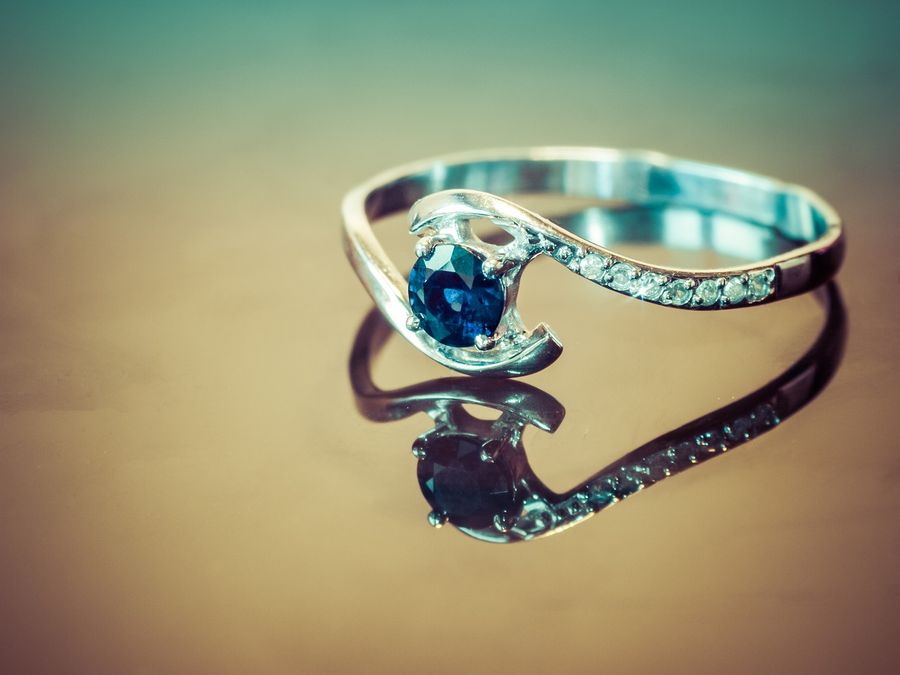 Jak nosić pierścionek zaręczynowy?